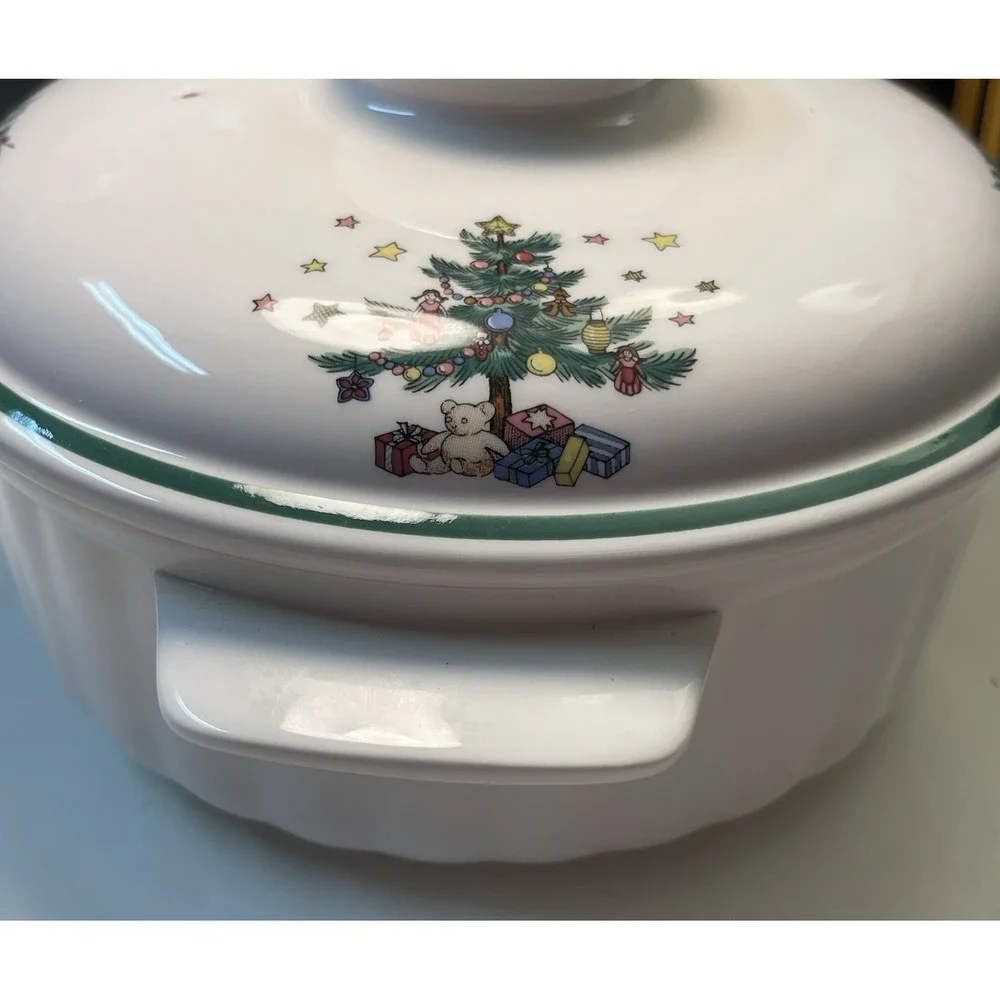 Nikko Christmastime Ovenware Casserole and Lid One &‎ Half Qt